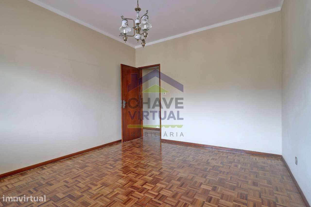 Moradia V3 com Terreno Urbano e Garagem - Seixal, Lourinhã-16