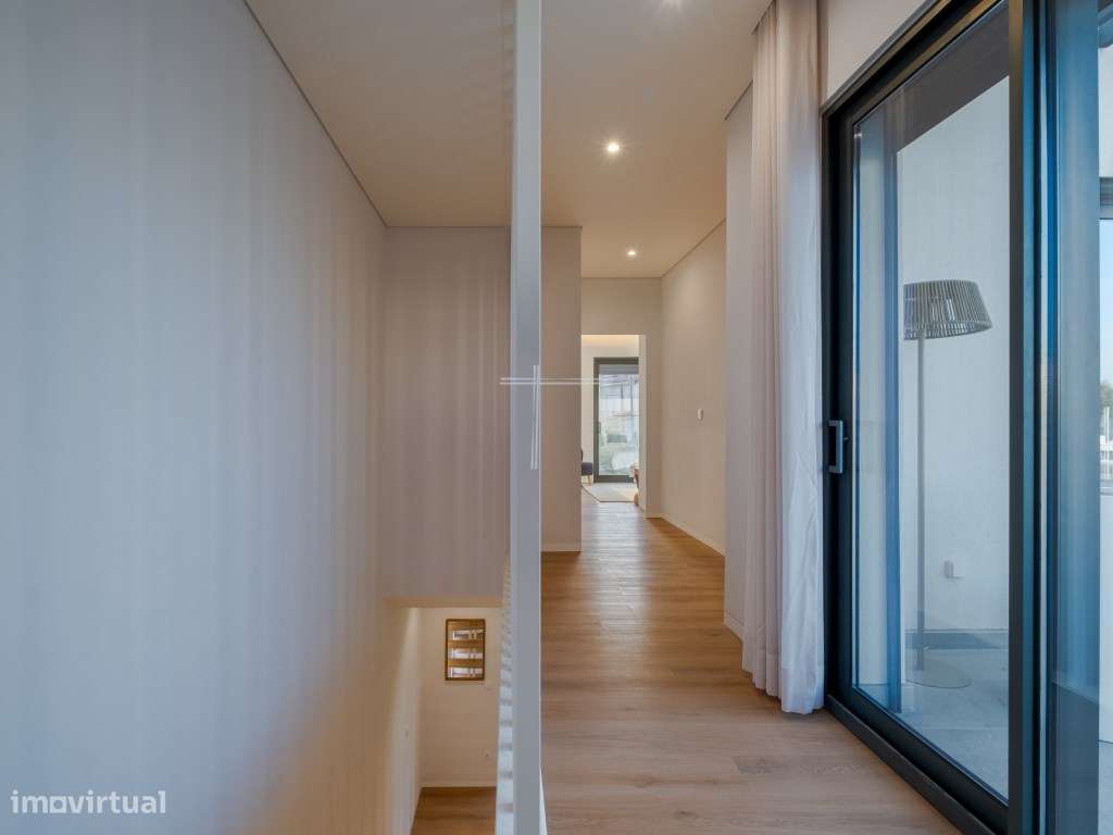 Moradia geminada T3 de arquitetura contemporânea, com garagem e pis...-14