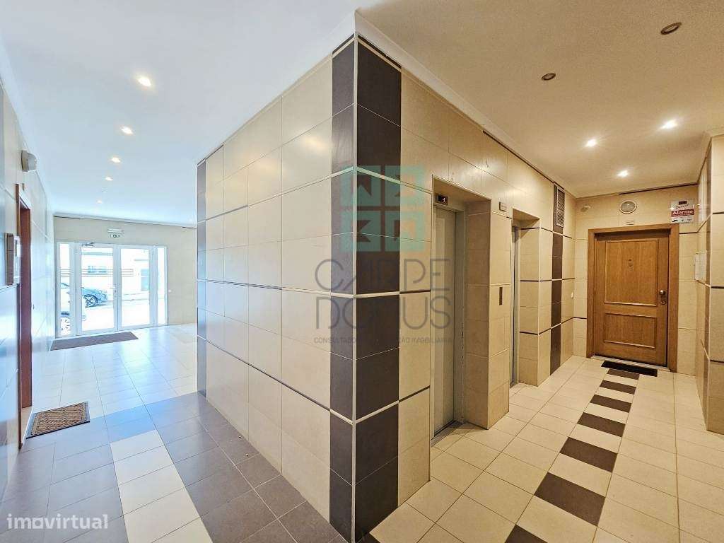 Espaçoso apartamento T3, com parqueamento, junto centro de Loulé, A...-52