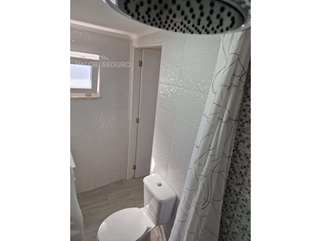Moradia com 8 casas independentes em Sobralinho-14