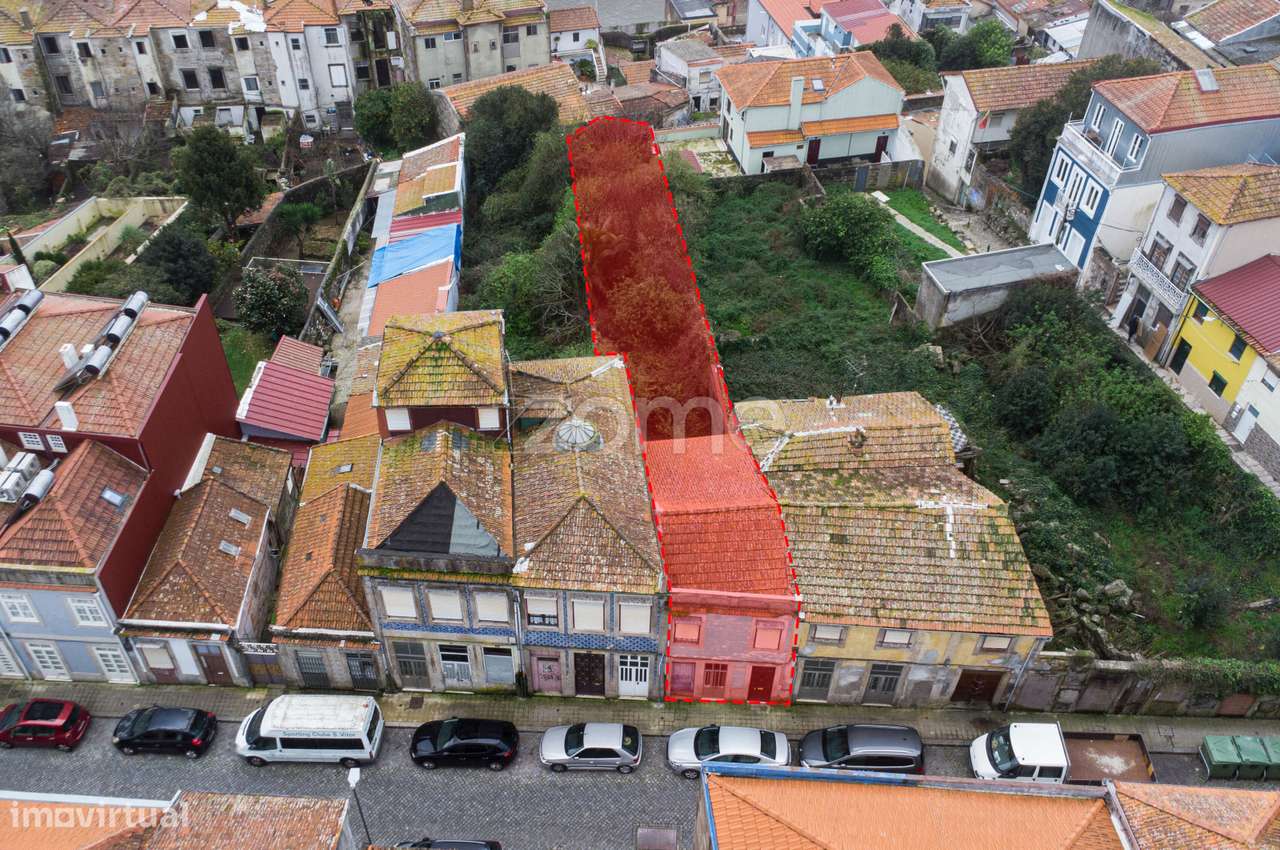 Predio Com Logradouro E Vista Rio Na Rua De Sao Victor Bonfim Po