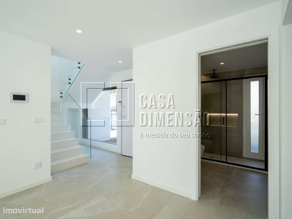 Moradia isolada de Arquitectura Moderna de tipologia T4 na zona da ... - Grande imagem: 3/60