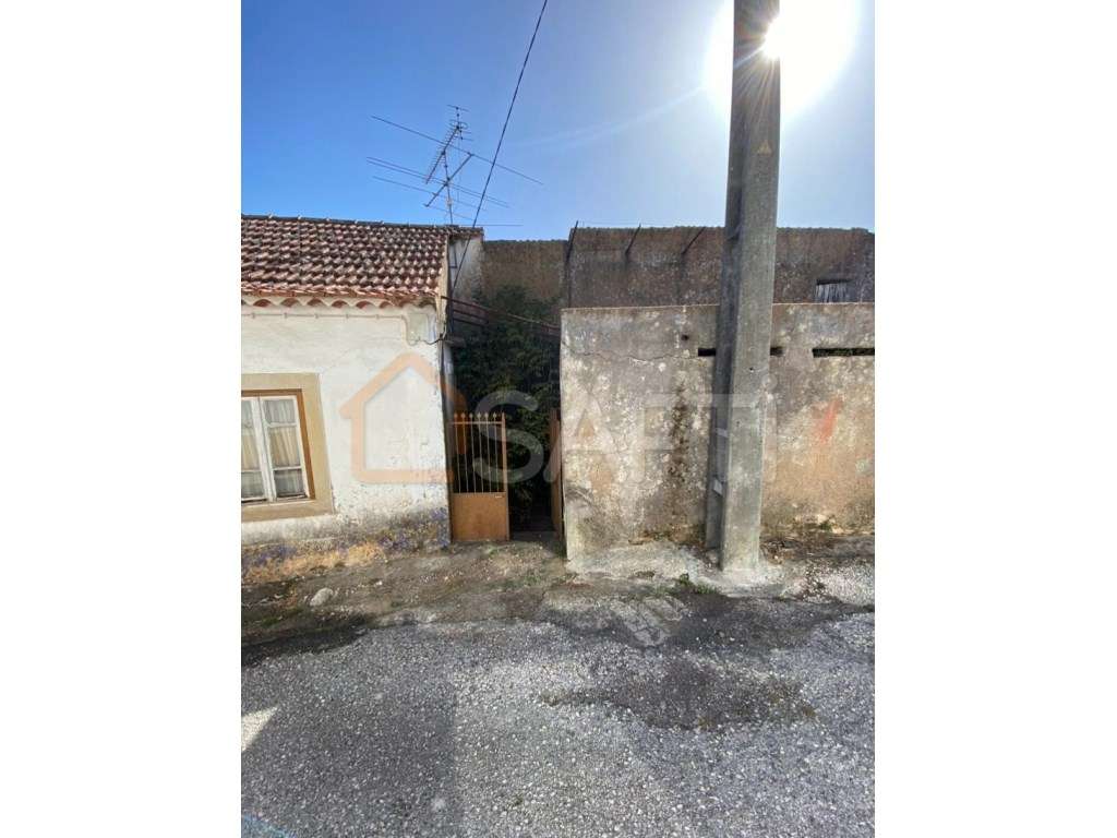 Moradia dupla para recuperar em Torre, Casais da Alviobeira, Tomar - Grande imagem: 4/15