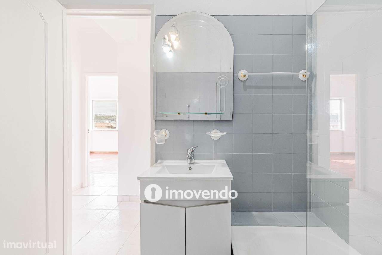 Apartamento T2 com áreas amplas, em Odivelas-19