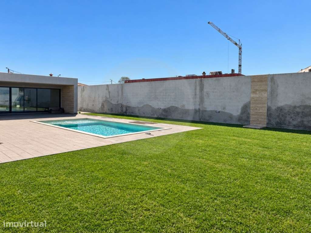 Moradia T3+1 de Luxo com Piscina-19