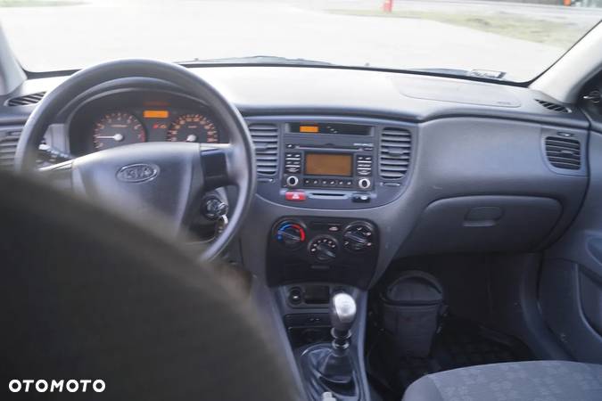 Kia Rio - 10