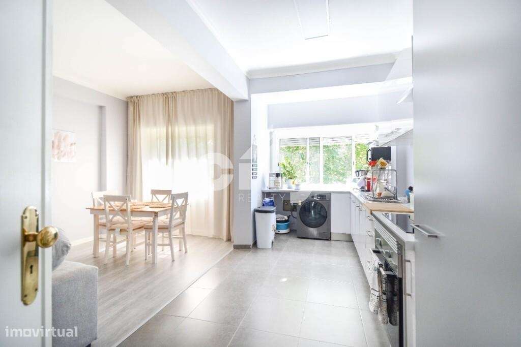 Apartamento T3 localizado em zona central de Massamá junto à Escola Se-6