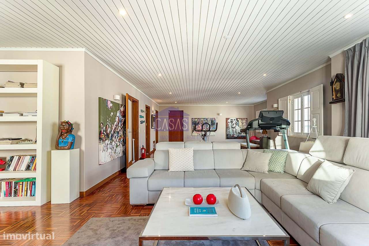 Imponente Moradia V3 de 3 pisos na zona da Avenida 5 de Outubro em Far-36