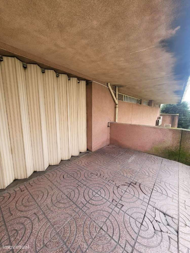 Garagem Espaçosa e Versátil em Gaia - Ideal para Veículos ou Arrumação - Grande imagem: 4/4