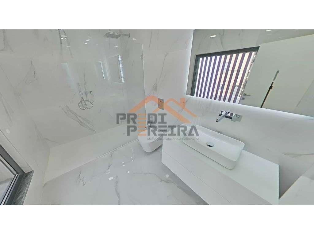 Moradia T4 em condomínio privado com piscina, no Fanqueiro em Loures-35