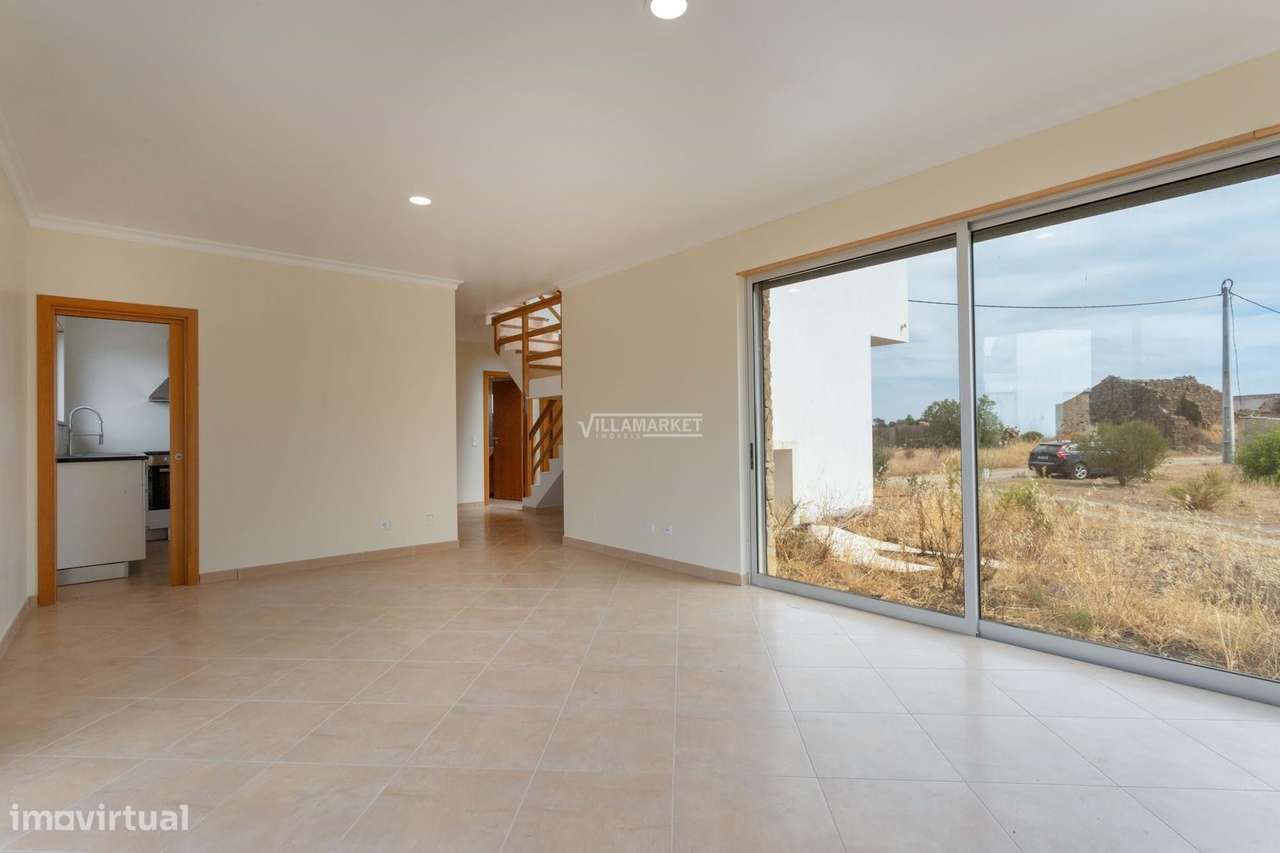 VILLA V3 composta por 2 andares com 435 m2 de terreno situada em Cotov-9