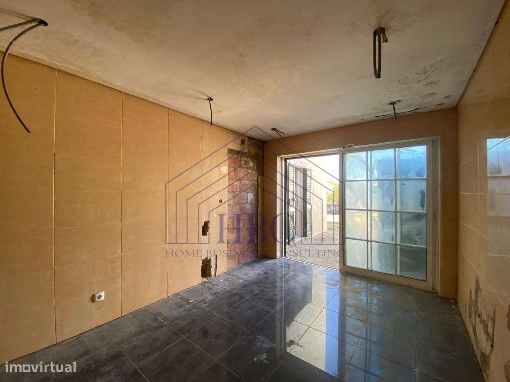 Moradia T4 com Amplo Jardim e Potencial de Remodelação em Alcabidec...-54