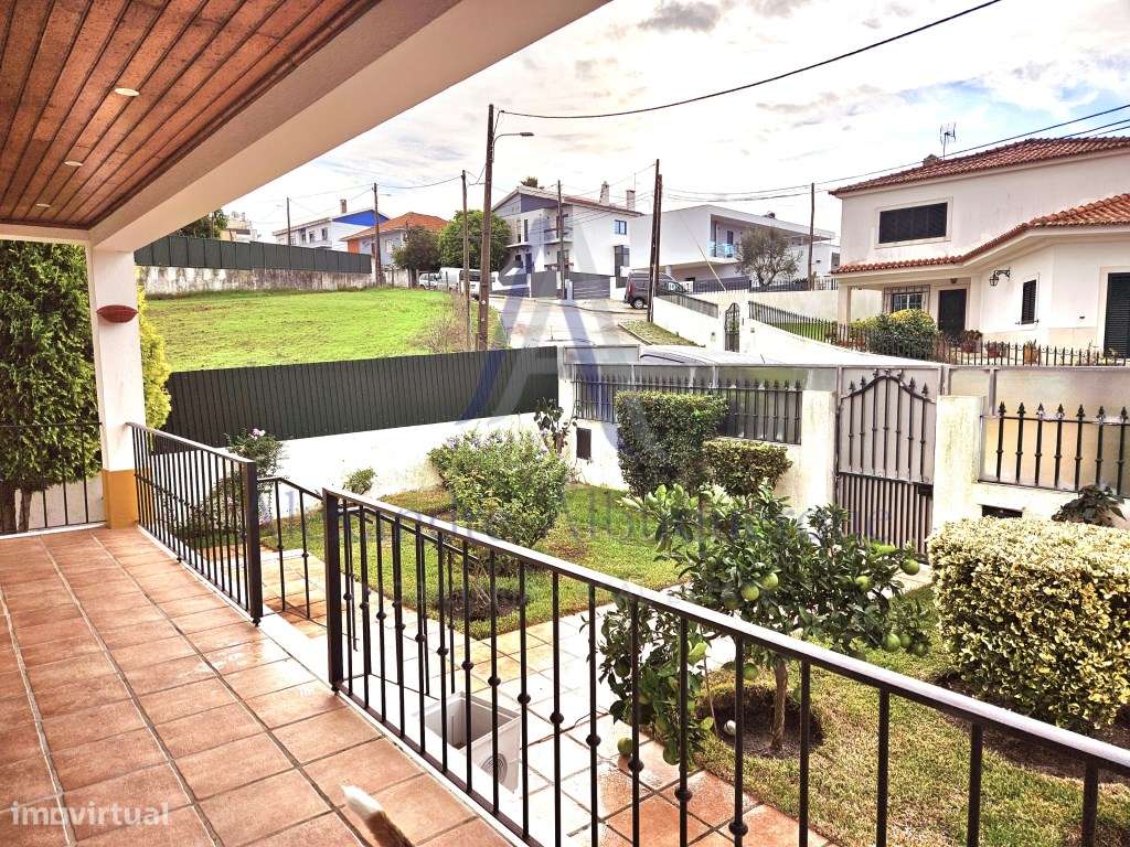 Moradia Isolada T4 de Prestígio com Piscina e Jardim-37