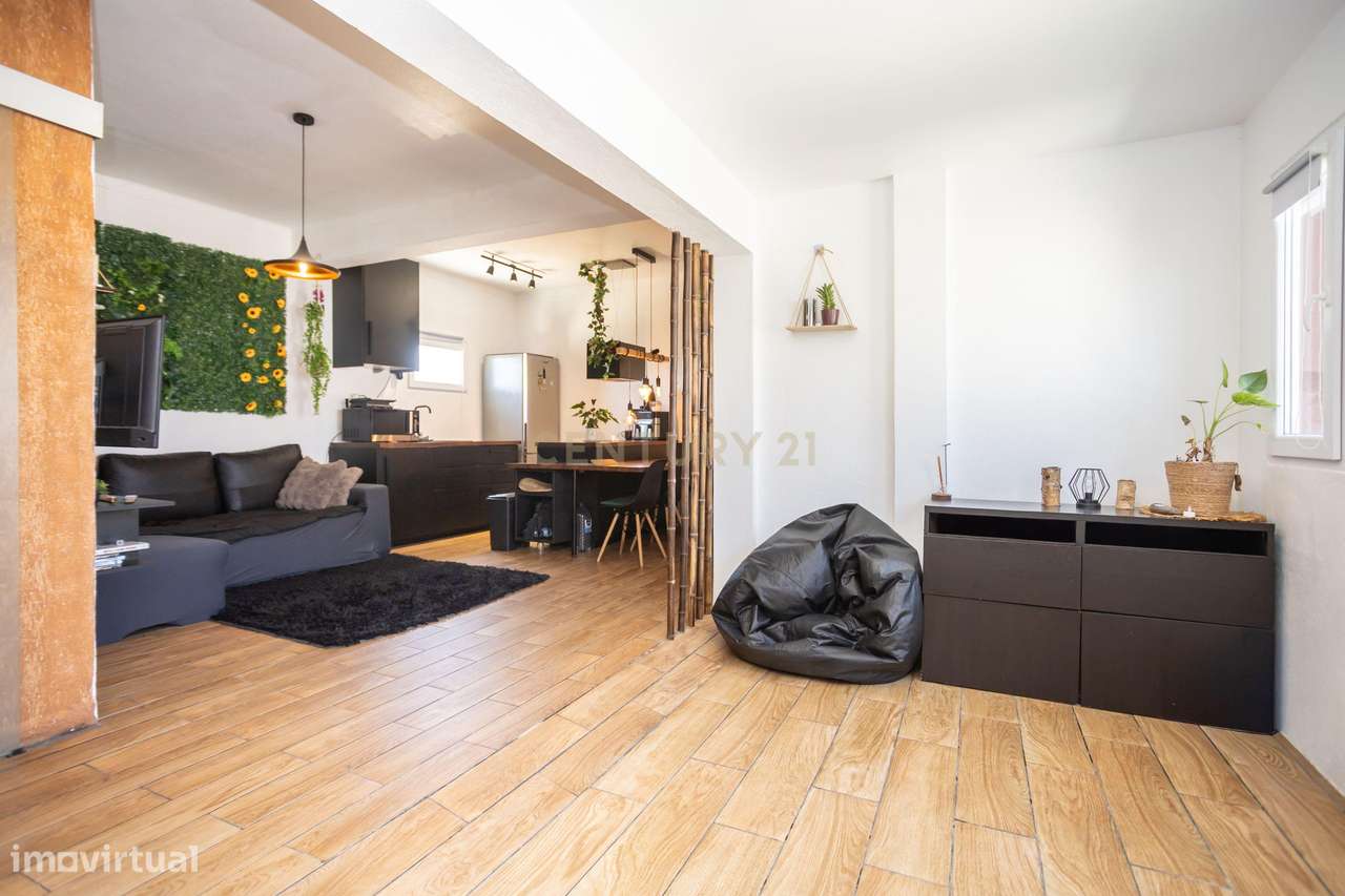 Moradia T2 Renovada com Quintal e Jardim – O Refúgio Ideal para Viver-3