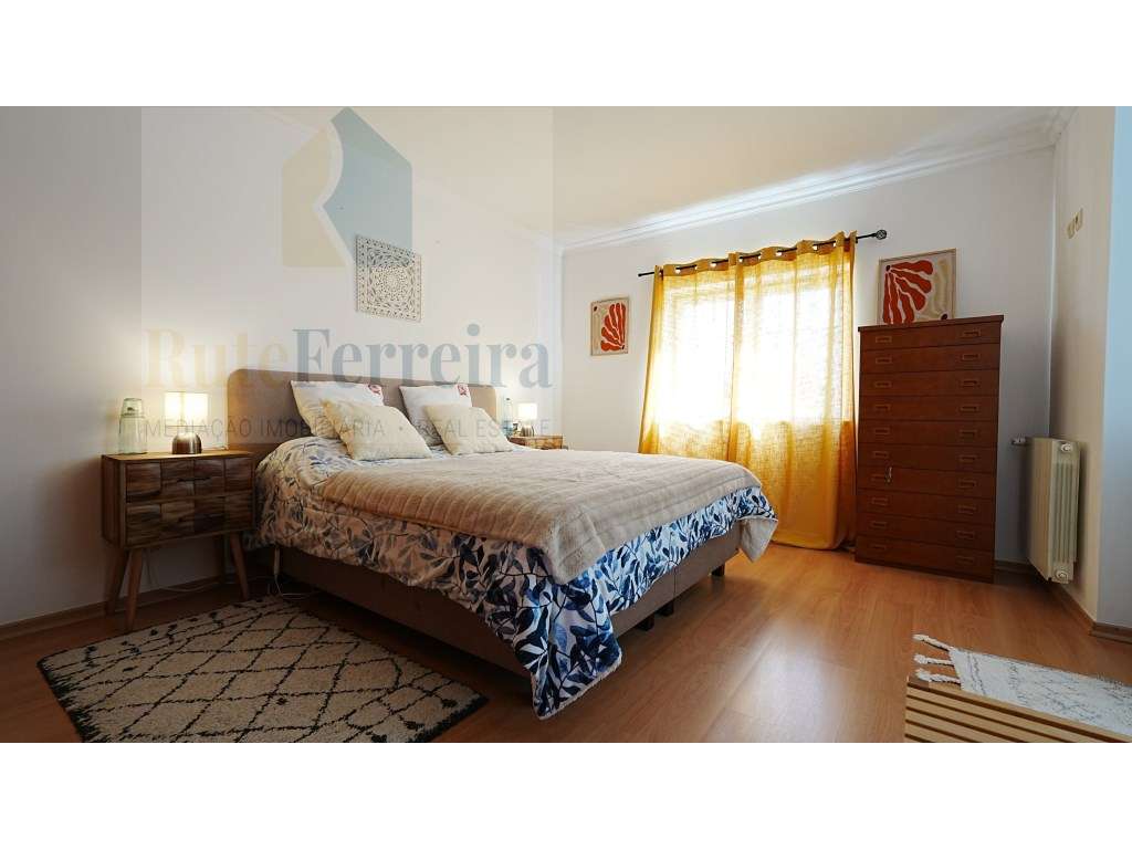 Moradia T3 localizada em São Pedro da Cadeira com jardim-14