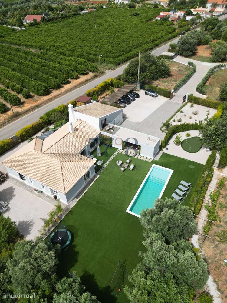 Uma vivenda de 4 quartos com piscina, num terreno de 2 hectares a 10 m-54