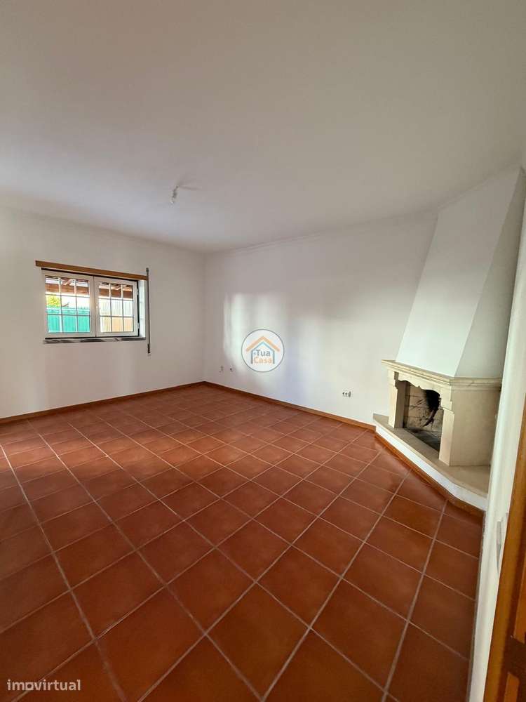 Moradia T4 no centro de Cantanhede com dois pisos e terraço.-19