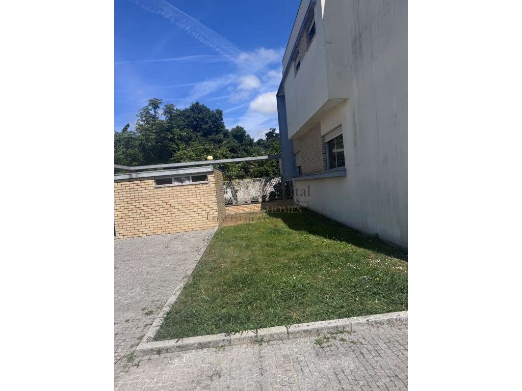 T2 com Garagem Box em Condomínio Fechado Em Nogueira da Maia-6