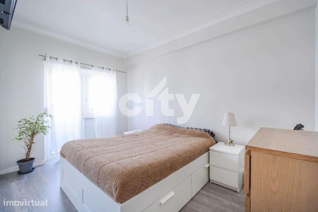 Apartamento T3 localizado em zona central de Massamá junto à Escola Se-16