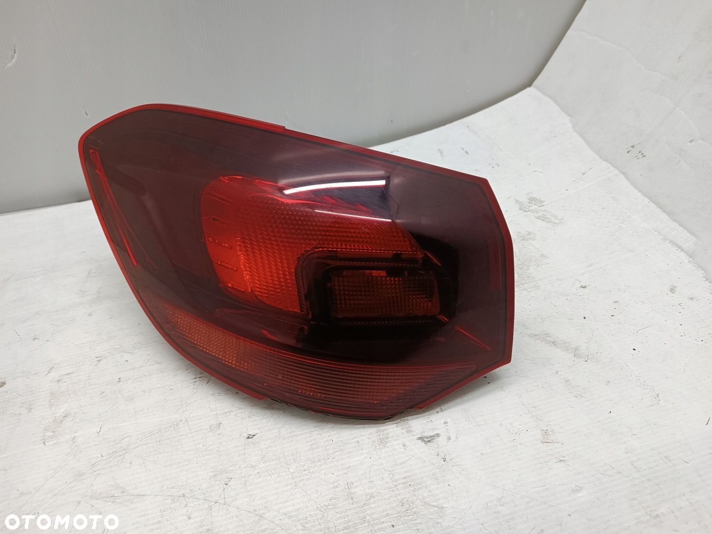 OPEL ASTRA J IV KOMBI CIEMNA 09-15 LAMPA TYŁ LEWA - 1