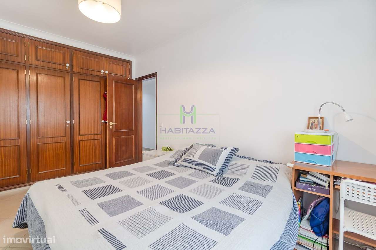 Apartamento T3 no último Piso, com 3 Frentes e Vistas Desafogadas em L-15