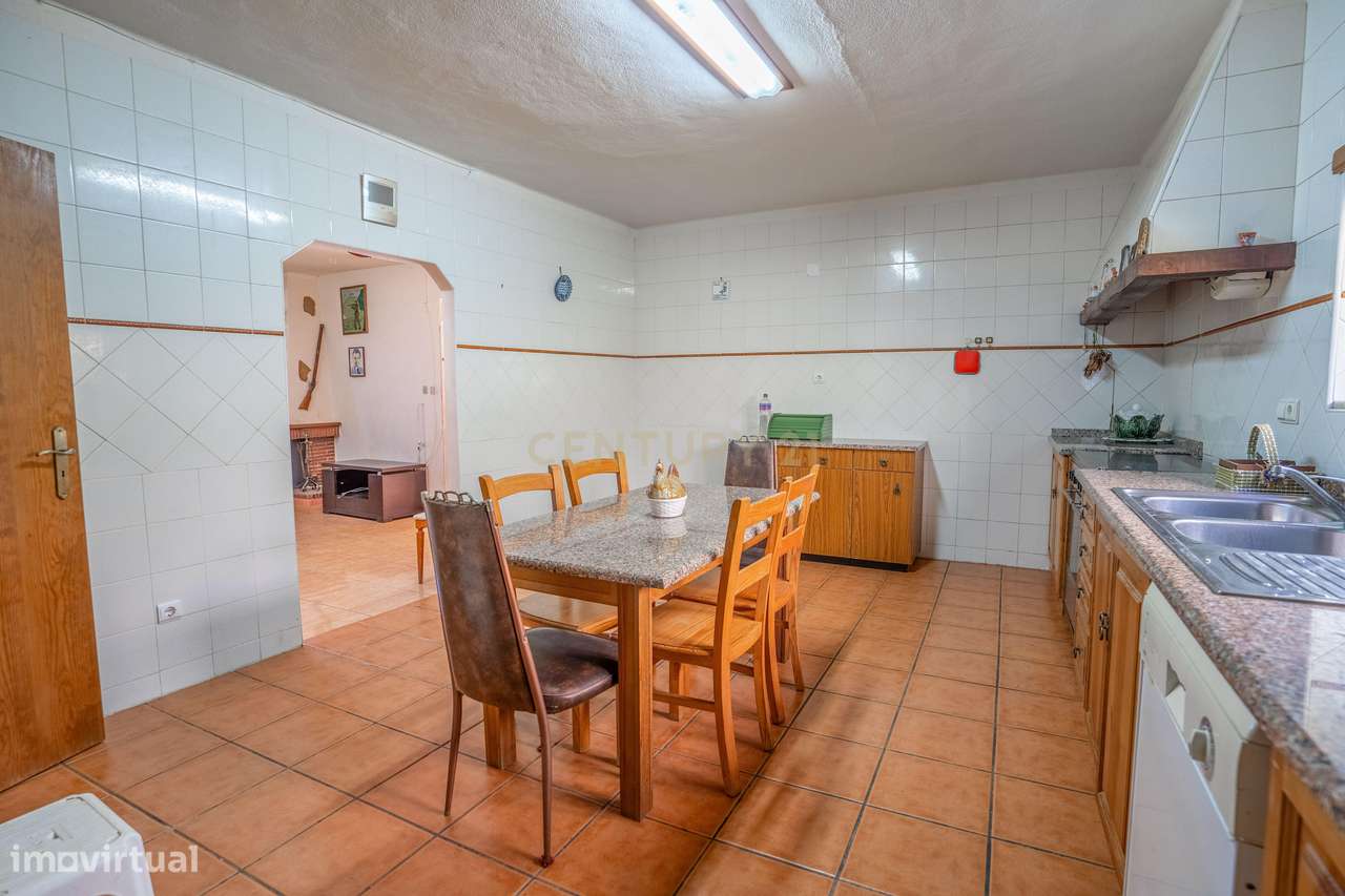 Moradia Bifamiliar com 2 Armazéns de Grande Dimensão-25