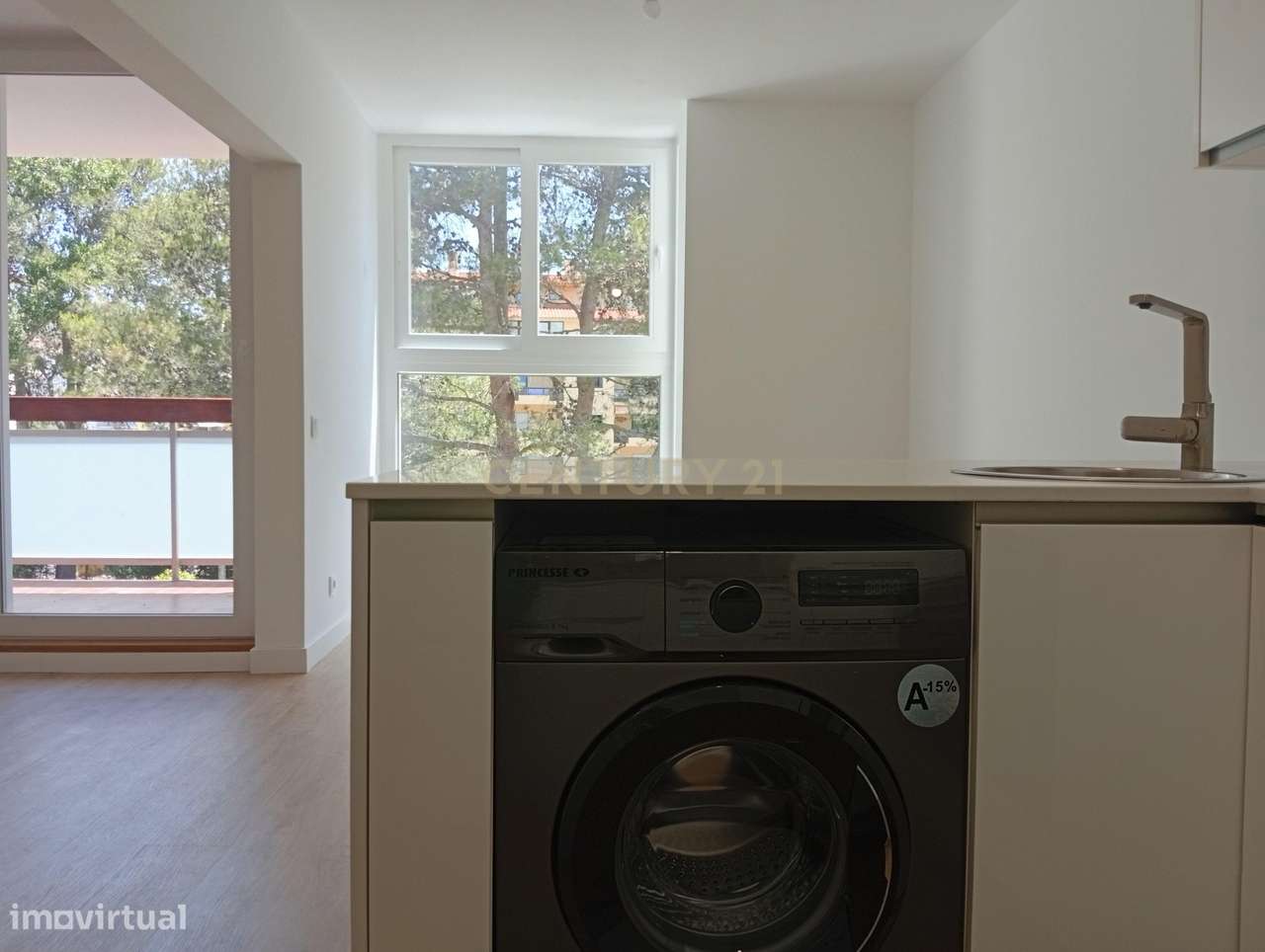 Apartamento T2 completamente remodelado na prestigiada e tranquila zon-13