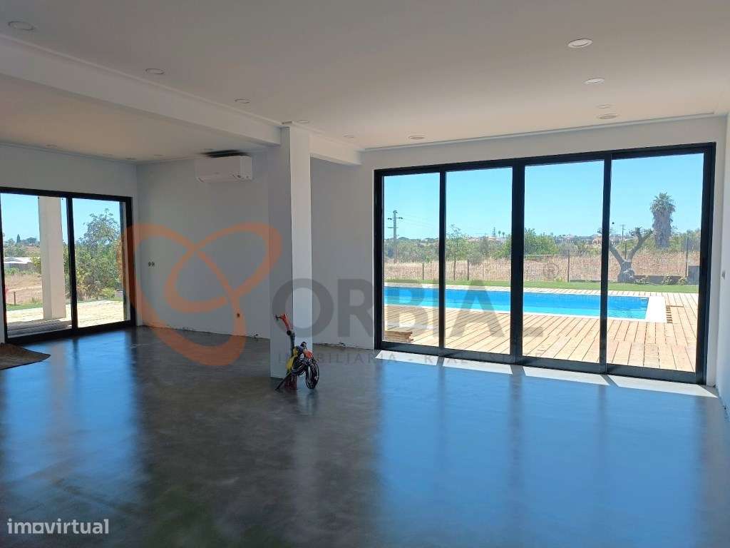 Moradia V5+2 totalmente recuperada com piscina para venda em Quarteira - Grande imagem: 3/41