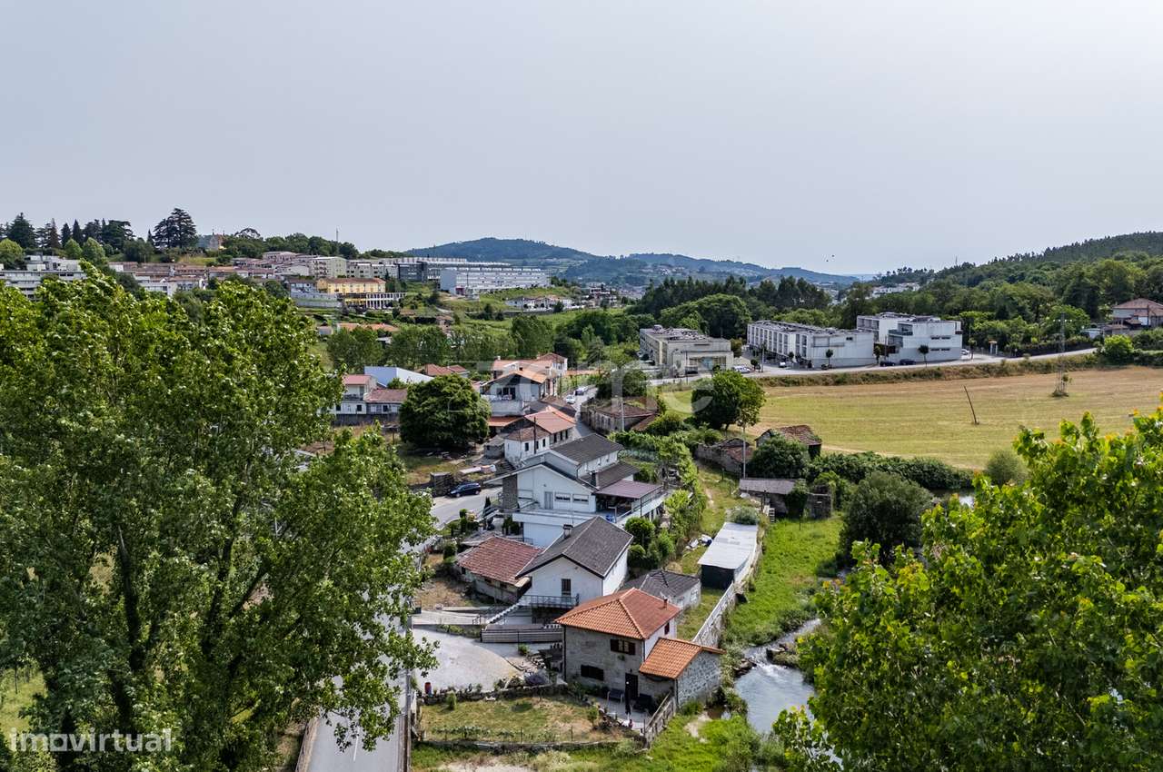 Moradia T2 junto ao Rio em Fermentões, Guimarães - Grande imagem: 2/46