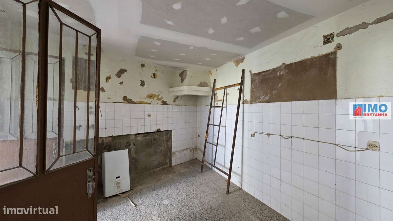 Moradia V2 p/ Renovar - Escalos de Cima-7