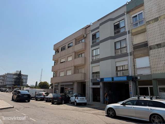 Apartamento T2 com lugar de garagem no Porto - Ramalde-7