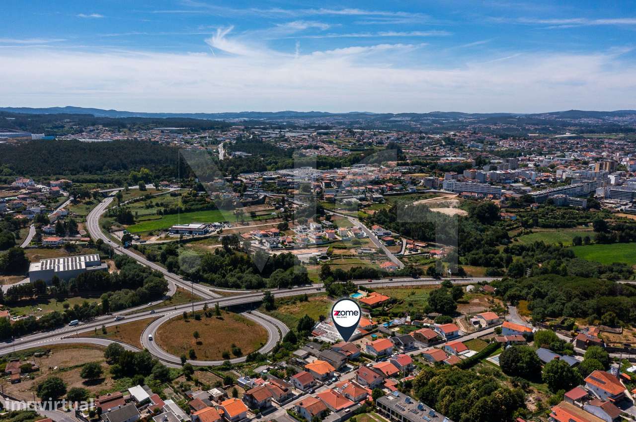 Moradia T3 com Jardim, Armazém e Terreno de 622 m² em Santo Tirso-38
