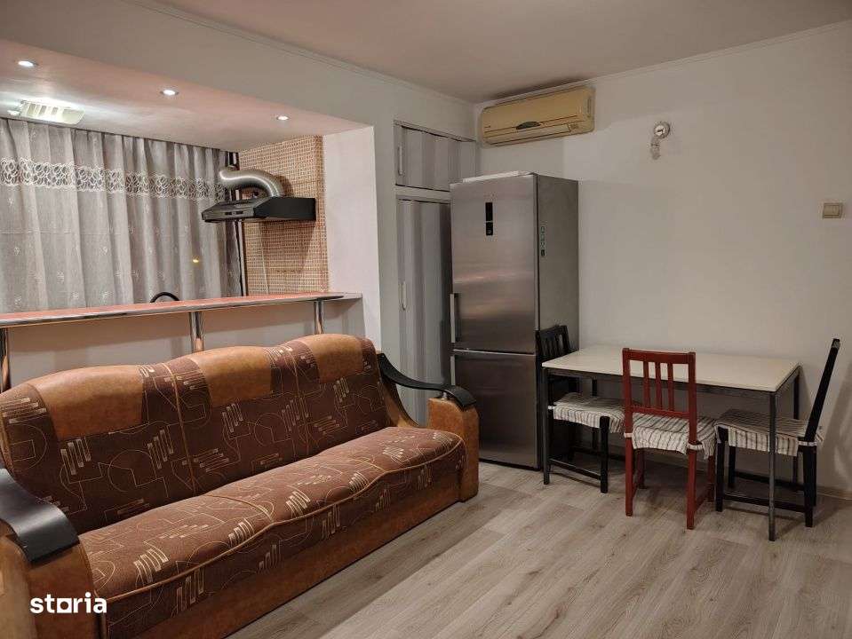 Eroii Revolutiei, doua minute metrou - Imagine principală: 4/15