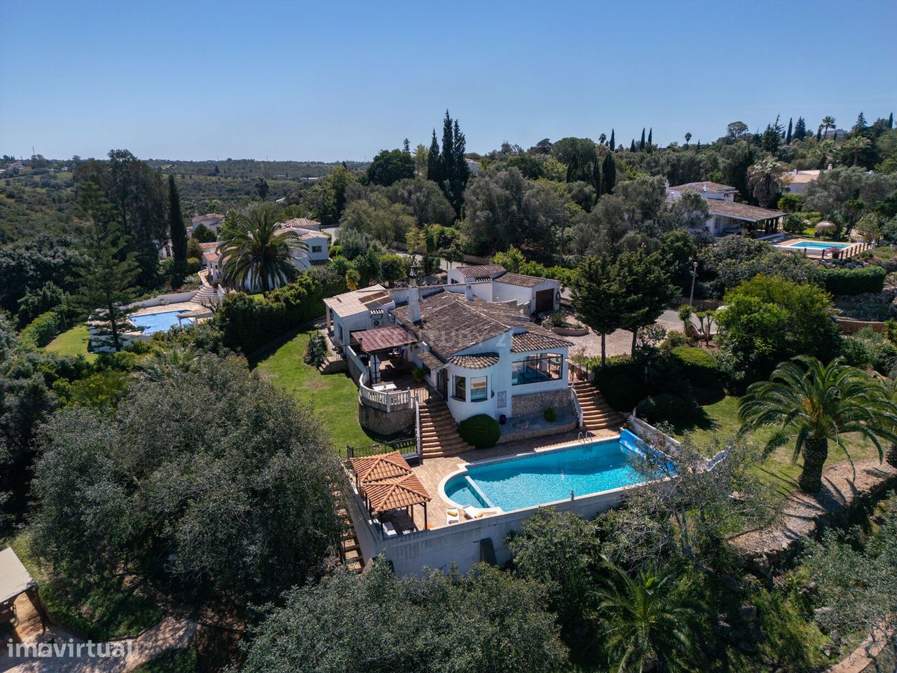 Elegante moradia térrea, T5, com piscina aquecida, inserida em terreno