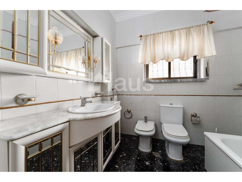 Moradia isolada T4 térrea com garagem-17