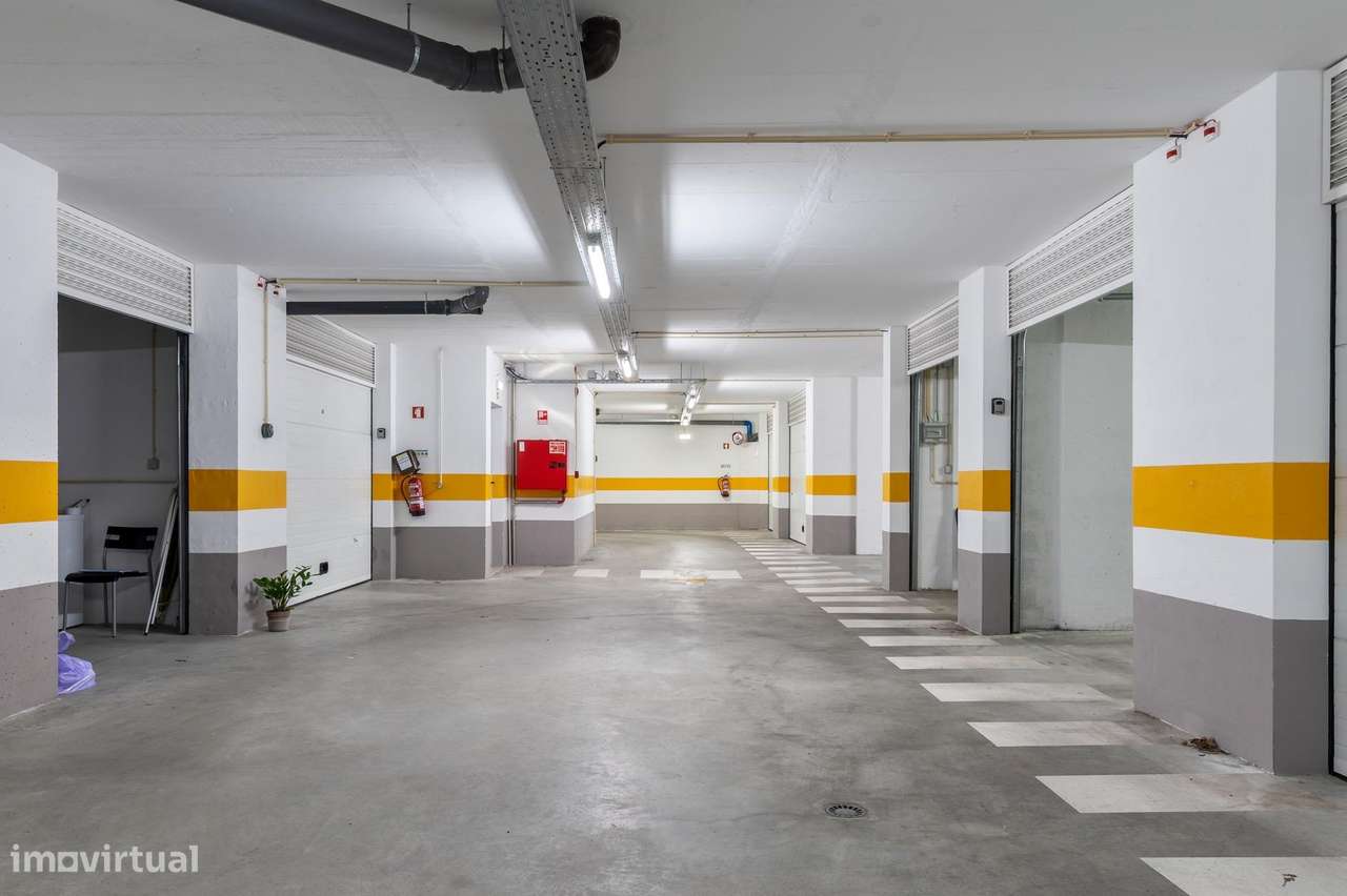 T2 Moderno (2020) com Box para 2 Carros na Urb Casas do Lago,...-23