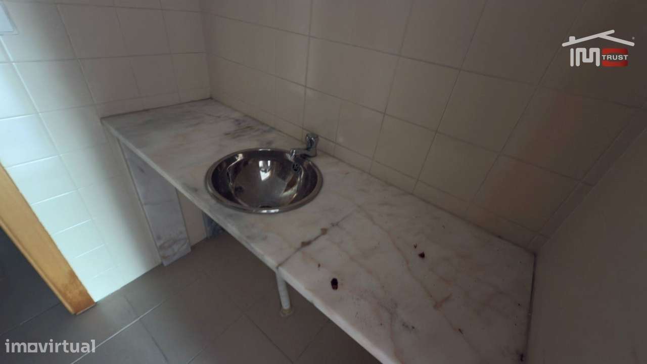 Loja 160m2 Camarate - Espaço Disponível a todas as Actividades Come...-16