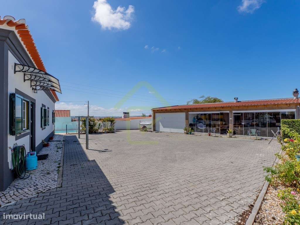 Quintinha com piscina inserida em terreno com 2950 m2-49