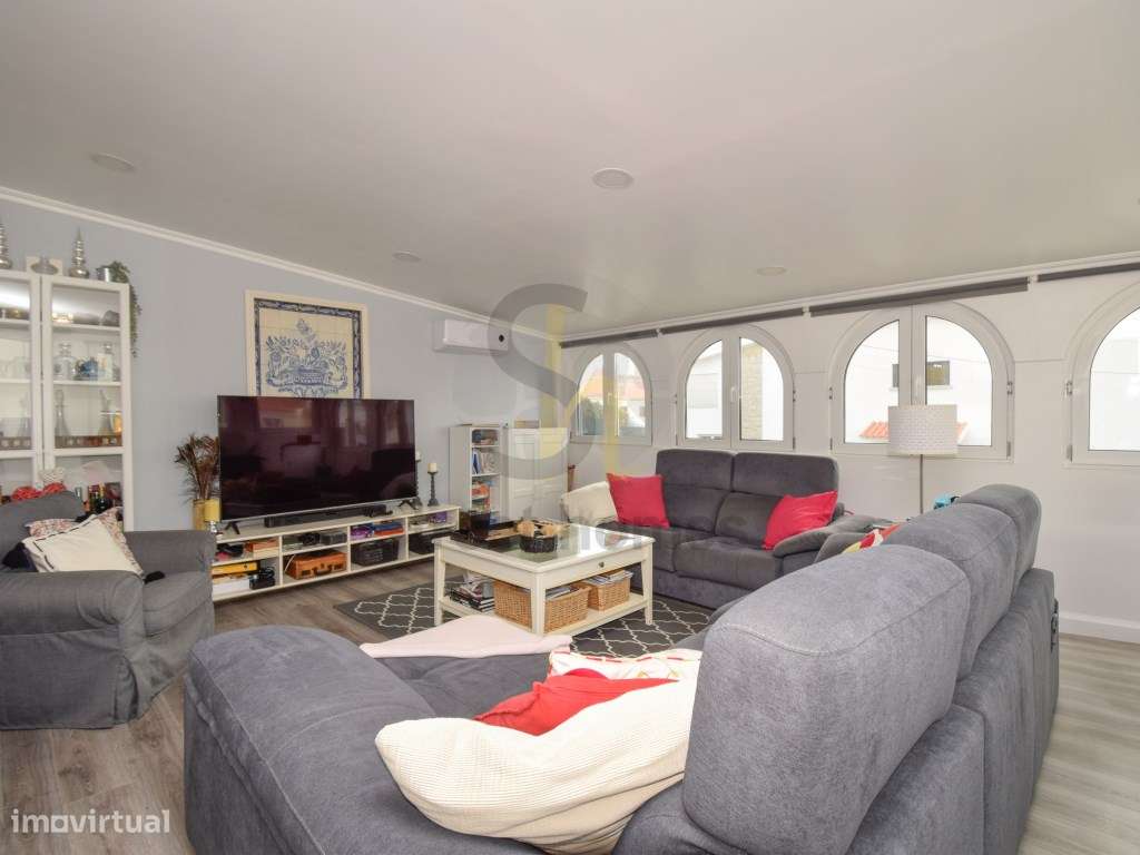 Moradia espaçosa com 2 pisos mais sótão , garagem e espaço exterior...-29