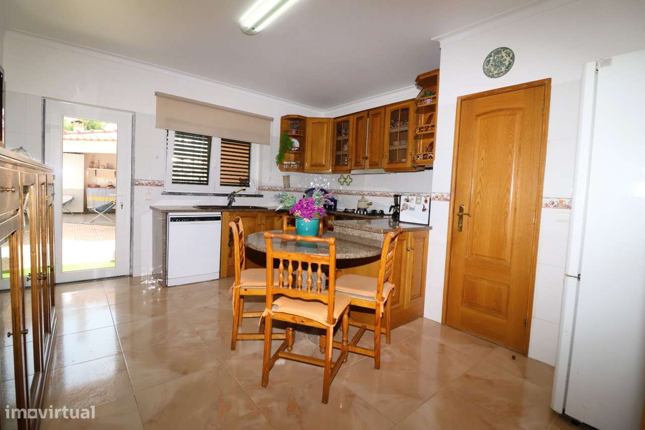 Moradia T4 com Piscina, Cave Ampla-36