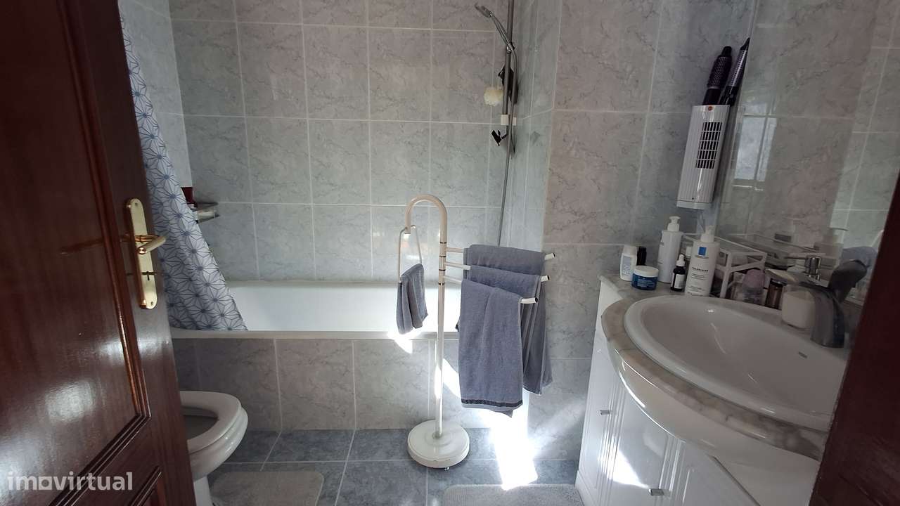 Apartamento T3 com garagem e terraço em Maia-15