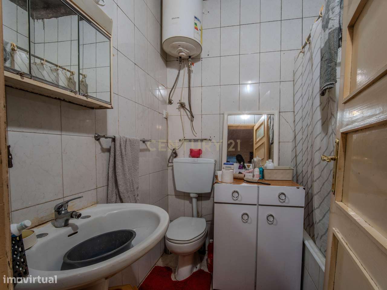 Moradia T3 em Ermesinde com Grande Quintal e Excelente Potencial de In-9