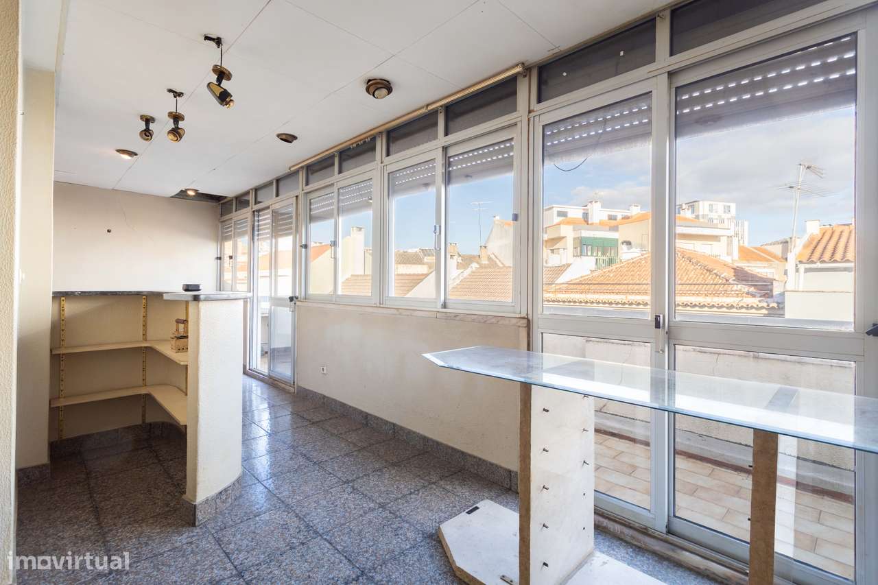 Apartamento T2 na Amadora: Potencial Único com Sótão e Varanda Solaren-26