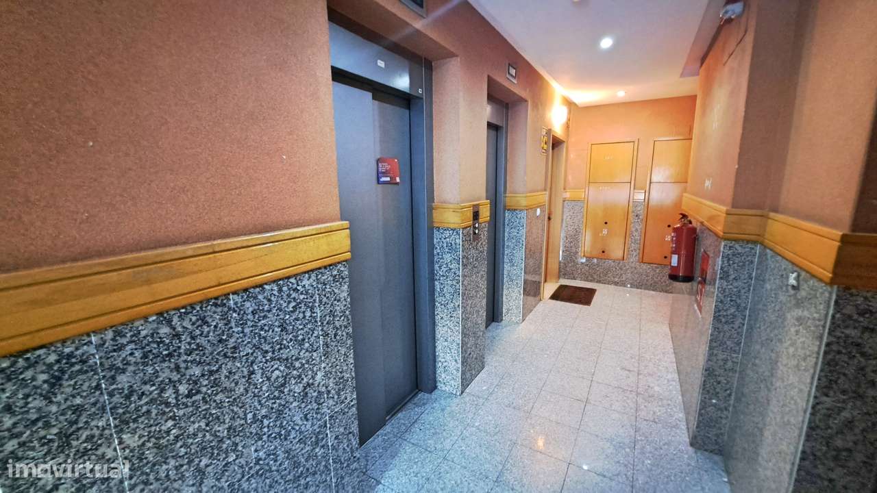 Apartamento T2 com 74m², Arrecadação e Estacionamento no Carregado-12