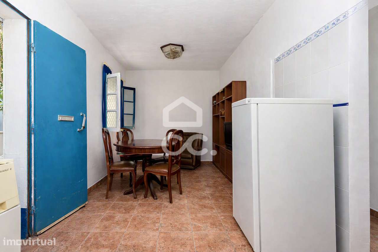 Moradia T3 c/ Quintal, Terraço e Aproveitamento de Sótão nos Canaviais-5