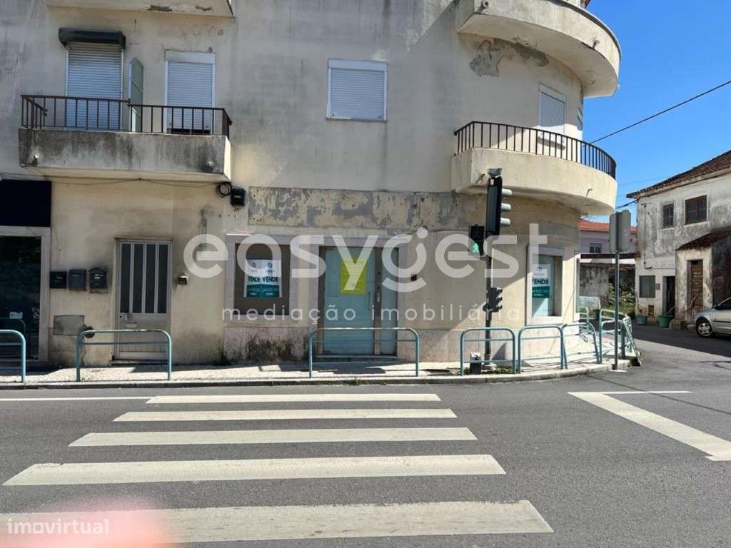 Loja sita na estrada principal, próximo do mercado da Maceira - Leiria - Grande imagem: 2/21