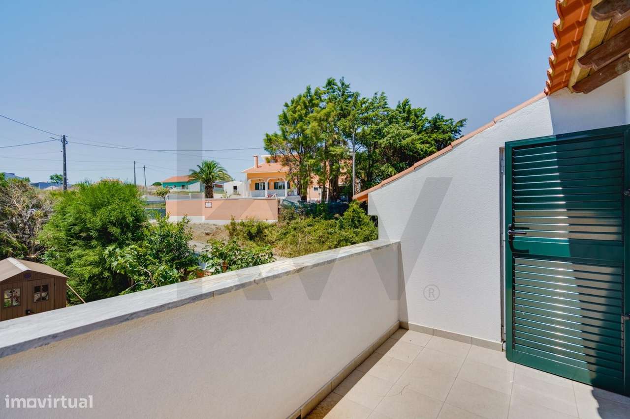 Fabulosa Moradia T4 com Piscina e Espaço Exterior-29