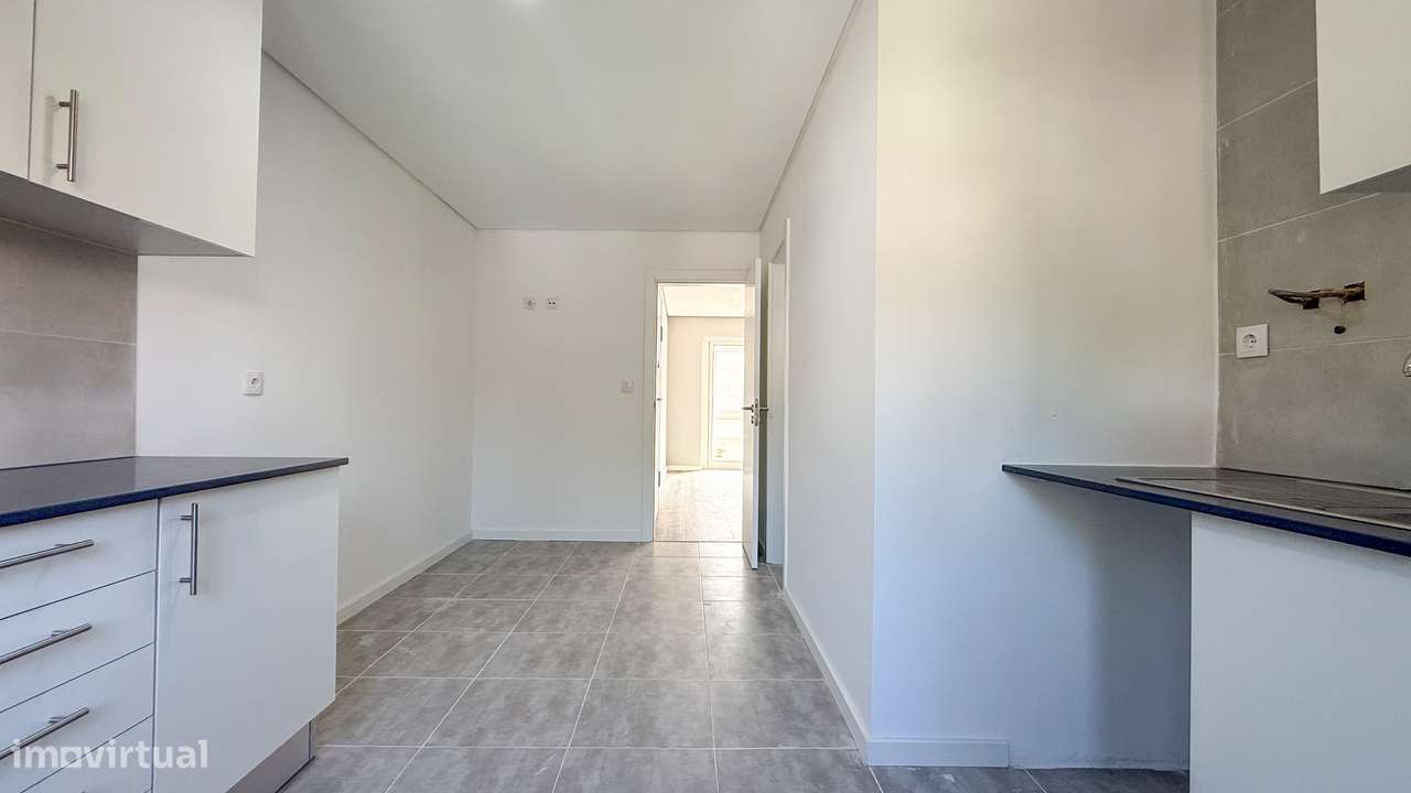T2 renovado, com ótimas áreas e muita luz natural no centro de Almada.-10
