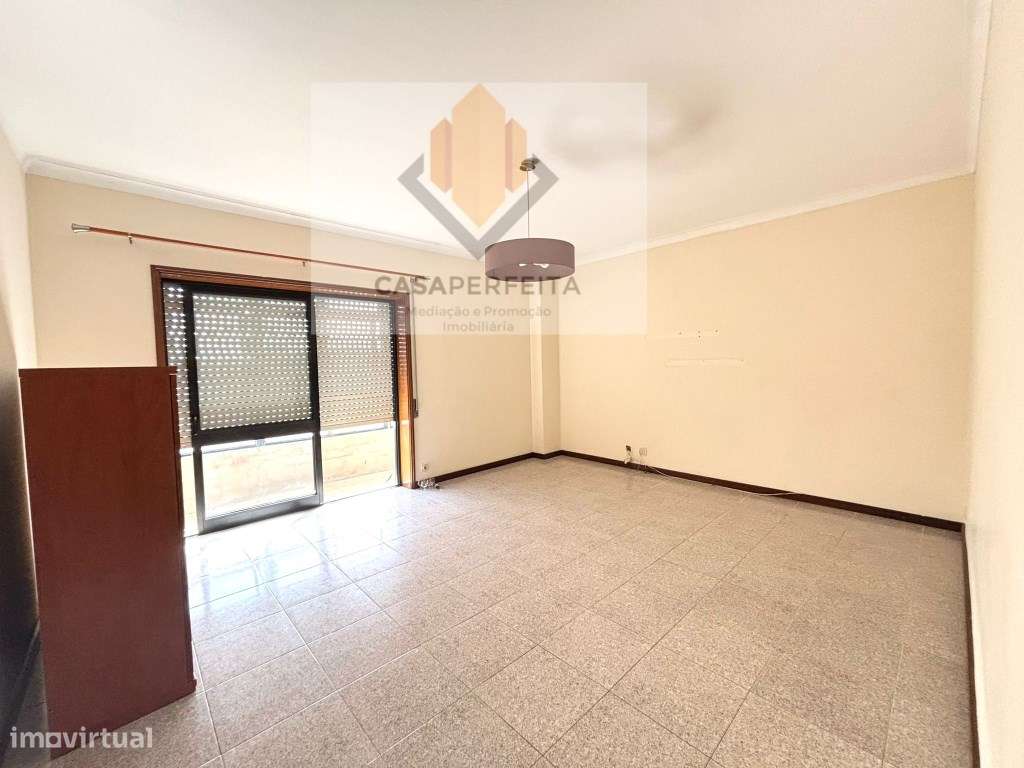 Apartamento T2 com Varanda Fechada e Lugar de Garagem - Junto ao El...-9