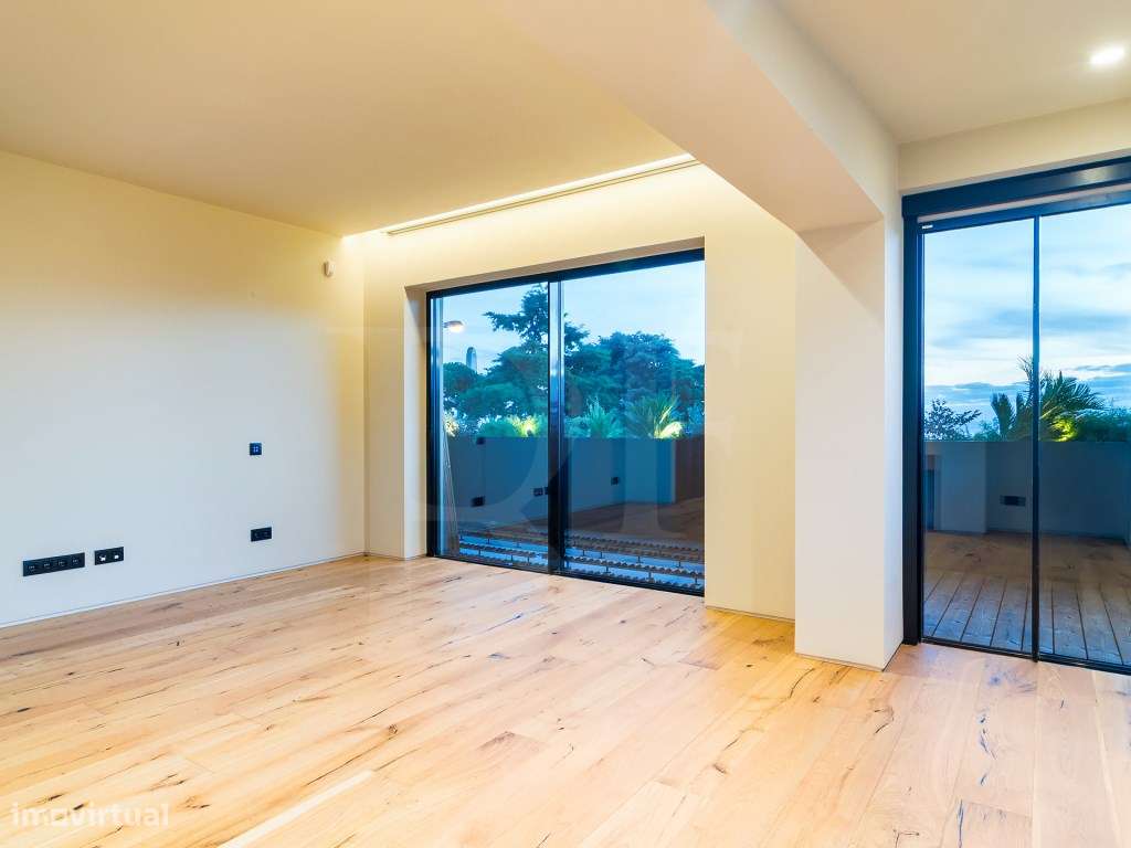 Moradia T5 com acabamentos de luxo e vista panorâmicas sobre a Baia...-35